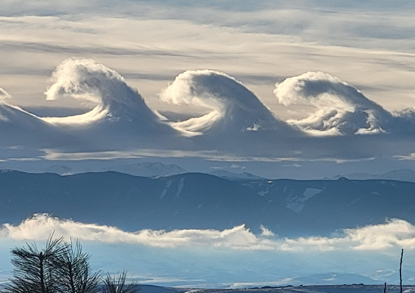 Kelvin-Helmholtz Atmospheric Waves Linked To Solar Wind, Say NYY Scientists